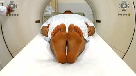 Un-Paciente-Masculino-Acostado-Sobre-Una-Máquina-De-Resonancia-Magnética