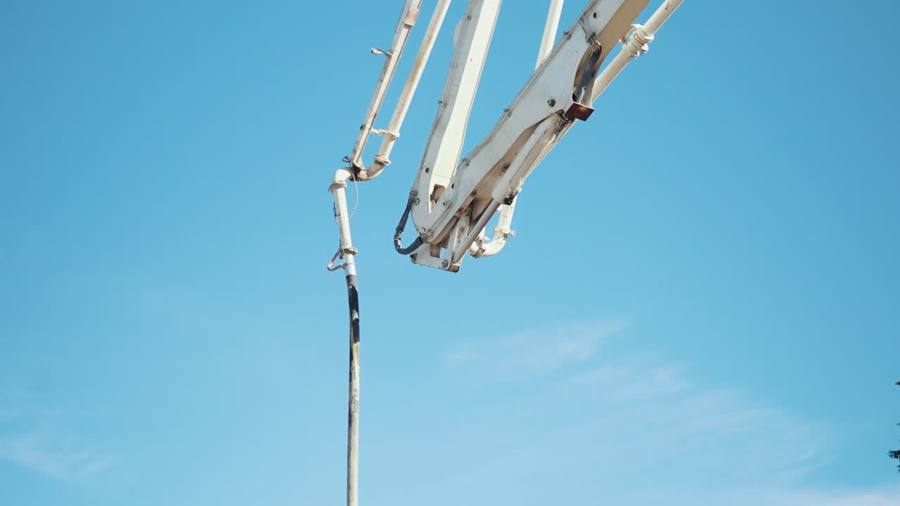 manguera de camión de bombeo de hormigón en el aire