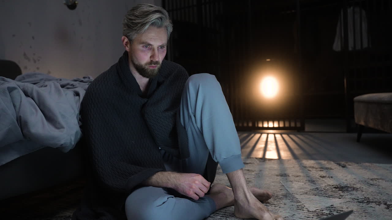 남자는 바닥에 앉아