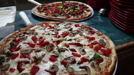 disparo inferior de dos pizzas listas para ser servidas