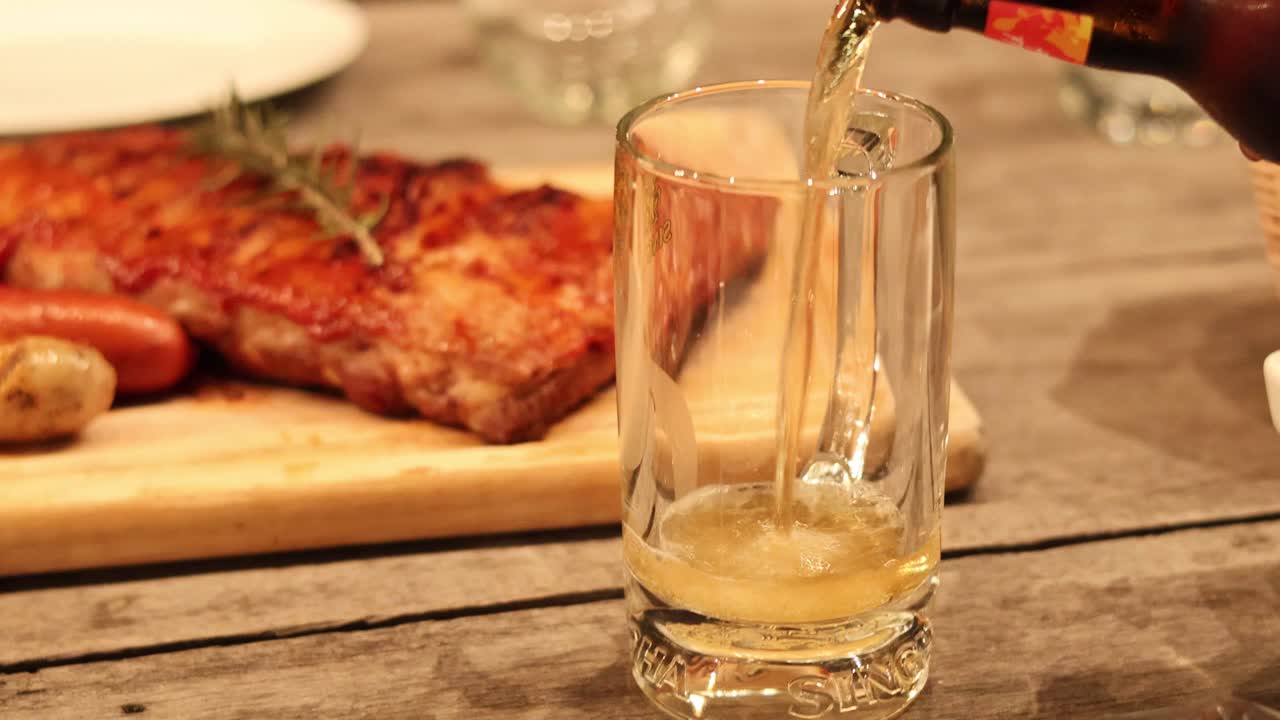 맛있는 갈비 에 컵에 은 맥주