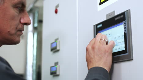 trabajador de fábrica pantalla táctil. ingeniero que trabaja con computadora industrial