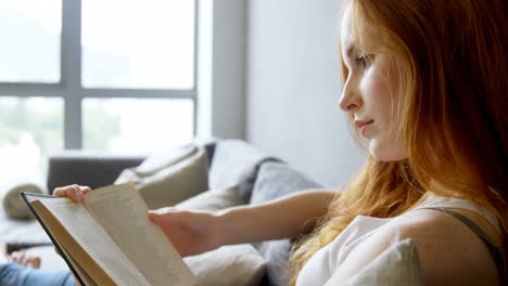 mujer leyendo un libro en la sala de estar 4k