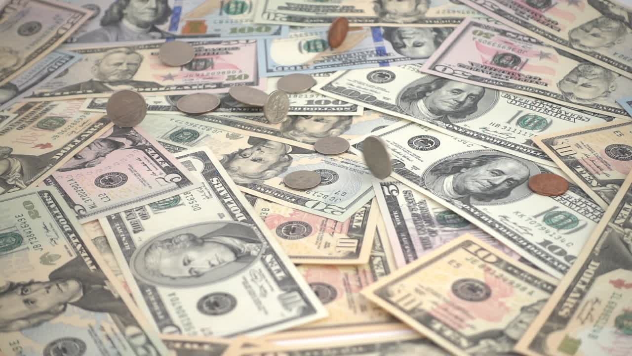Monete degli Stati Uniti che cadono. Dollari statunitensi. Movimento rallentato. Riprese di denaro.