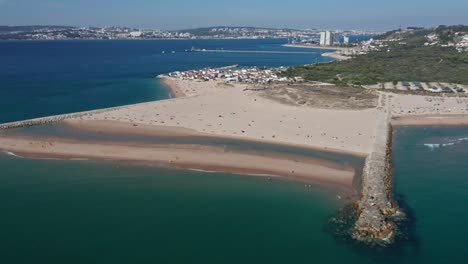 drone volando sobre cova do vapor pueblo cerca de lisboa