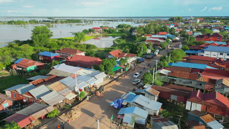 la calle principal de la aldea de lakeside cerca de tonle sap en siem reap, camboya