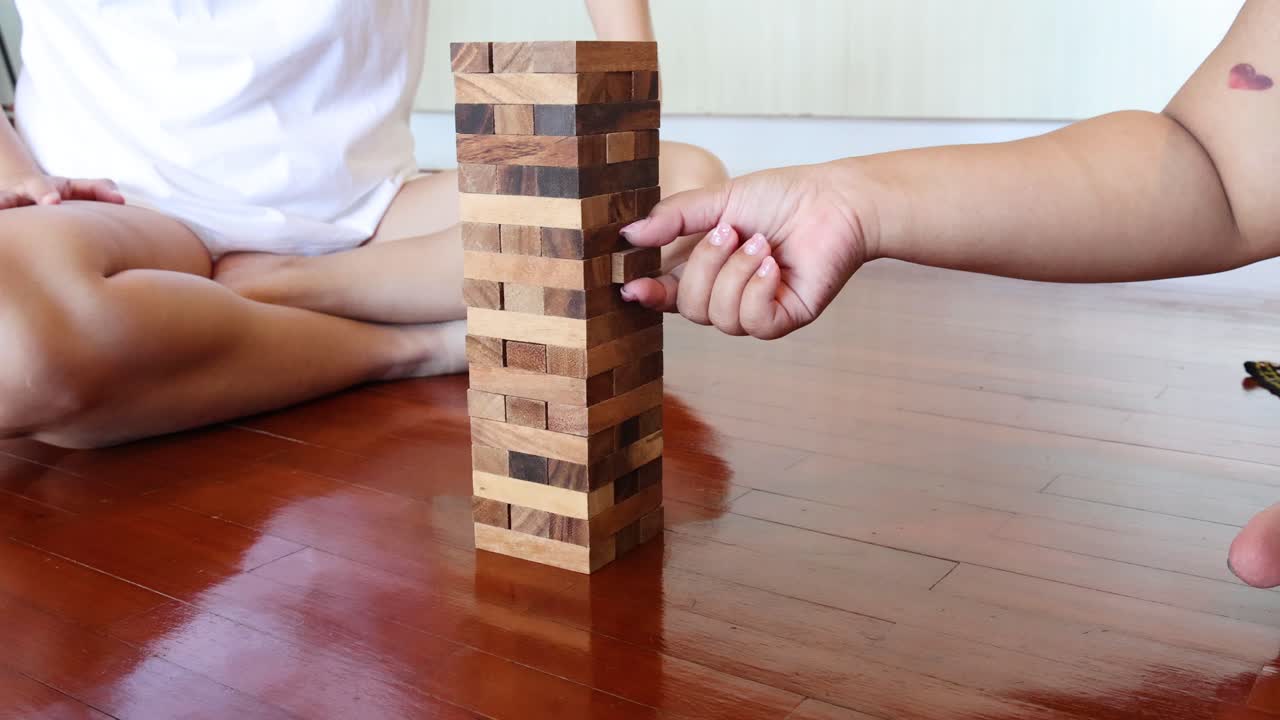 플레이어는 탑에서 블록을 조심스럽게 제거합니다.