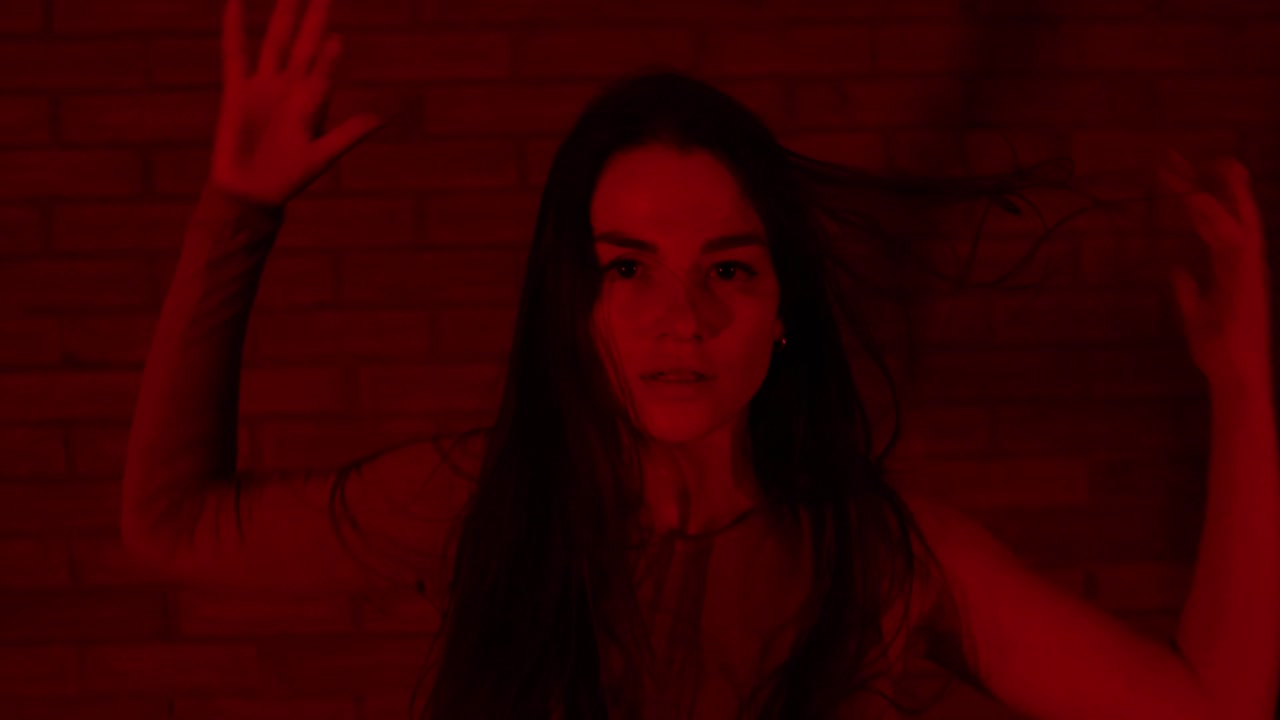 hábil bailarina bailando en una habitación roja oscura