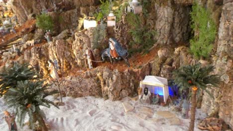 representacion con figuras del pueblo de belen con la virgen maria huyendo por el desierto