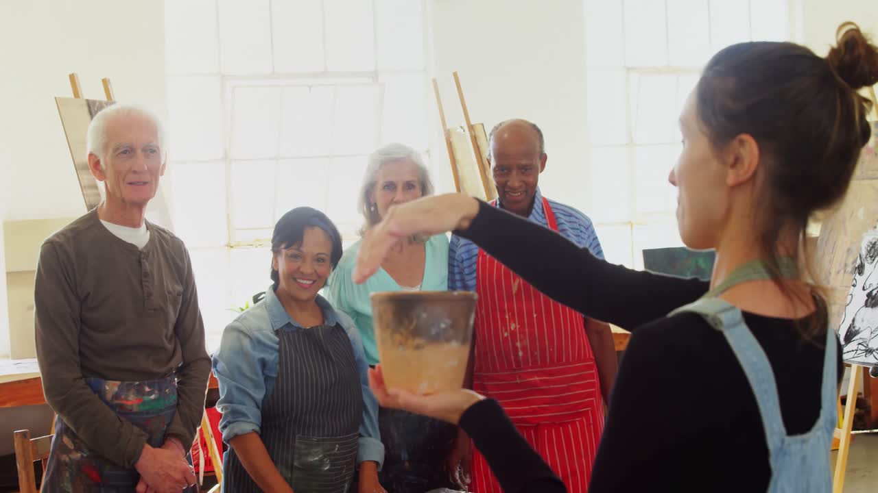 도자기 예술가 들 을 돕는 여자 4k