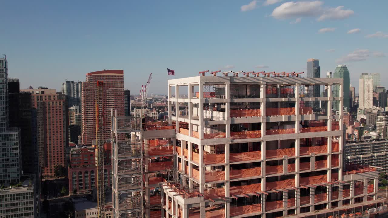rascacielos en construcción en la ciudad de nueva york, antena aérea de 4k