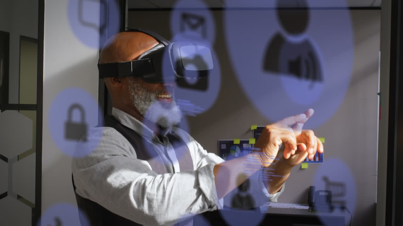 Animasjon av ikoner for sosiale medier og databehandling over en afroamerikansk mann som bruker VR-hodesett