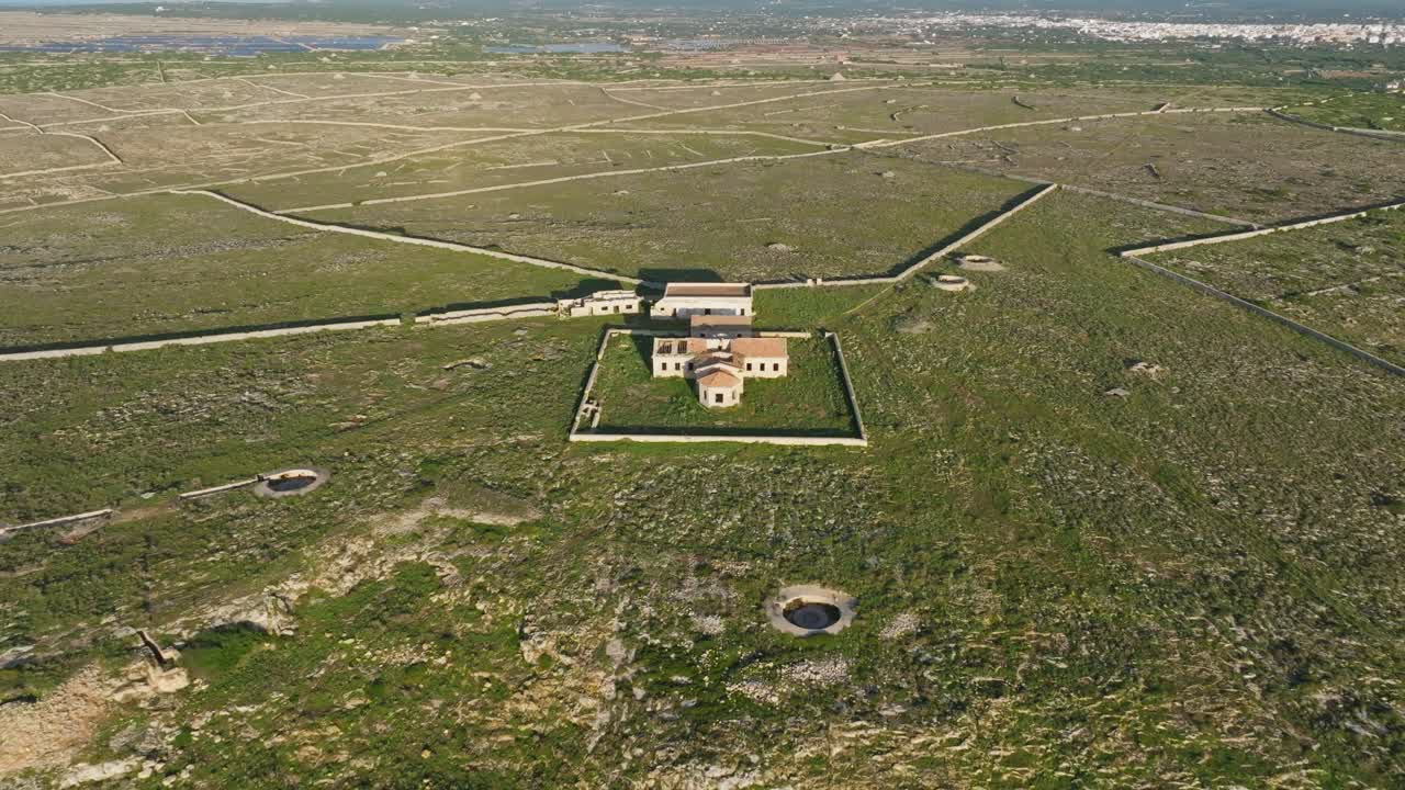 воздушный отступление от одинокого заброшенного дома показывает огромное пространство старой ограды