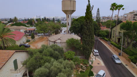 La-Piscina-De-Agua-Y-La-Torre-De-Agua-En-El-Barrio-De-Nachalat-Yehuda,-Rishon-Lezion.