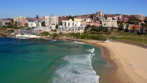 playa de bondi con piscina de icebergs en los suburbios del este de sydney, nueva gales del sur, australia