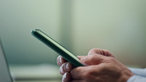 Manager-fingers-texting-message-on-smartphone-at-office.-Closeup-man-chatting