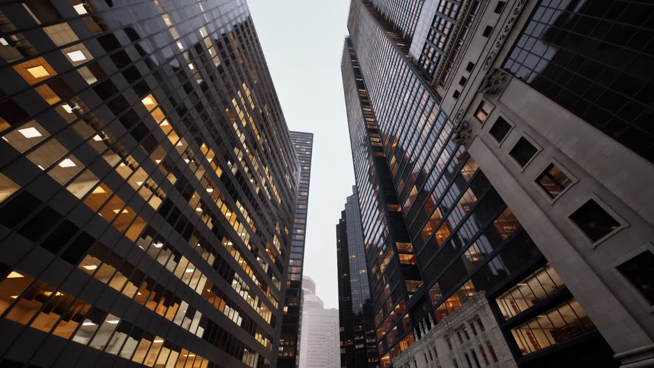 mirando los rascacielos de manhattan con los cielos