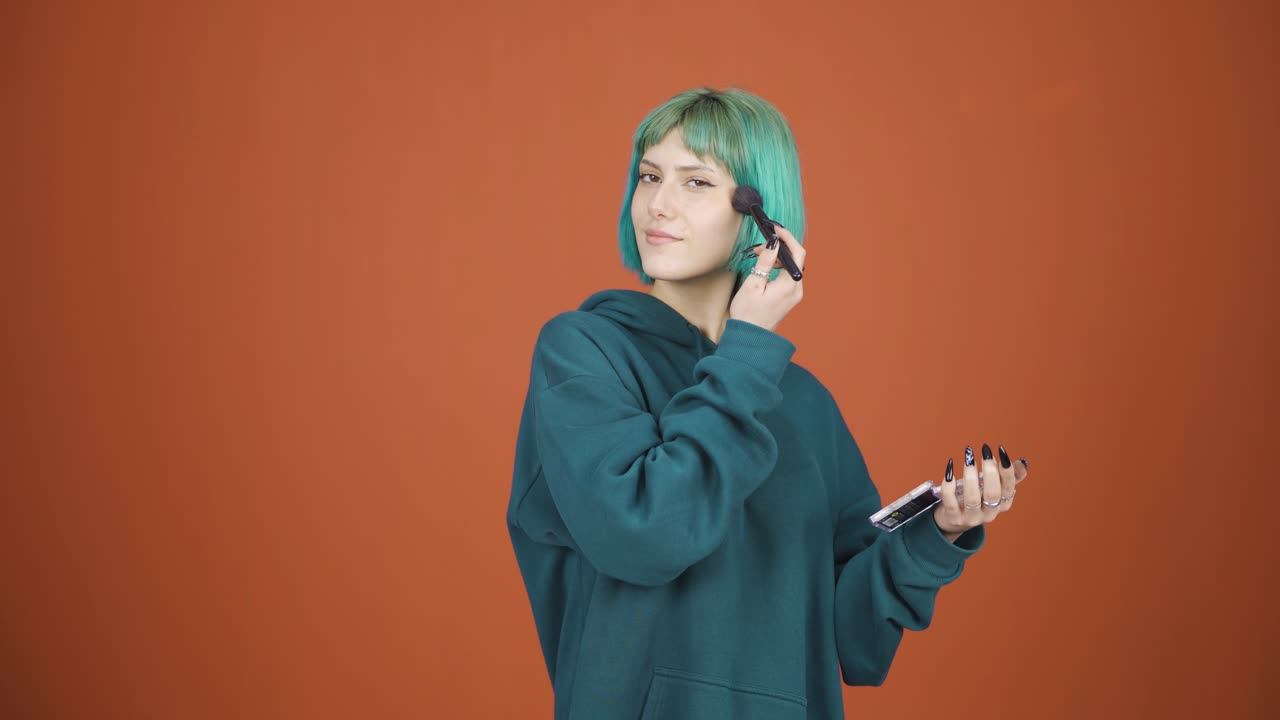 젊은 여자는 자신을 돌보고, 잘 정비되어 있습니다.