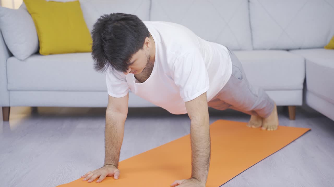 hombre haciendo flexiones en casa.