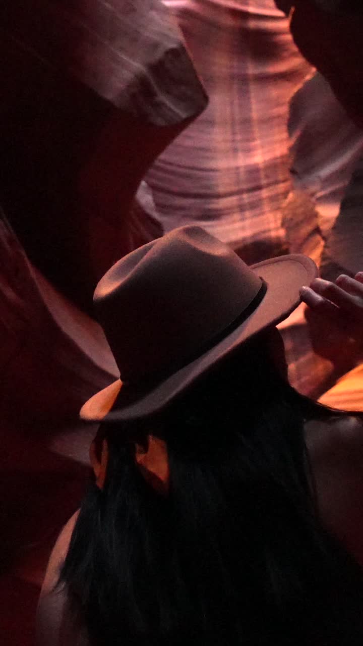 Mulher com Chapéu Explorando um Misterioso Cânion de Fenda Vermelho