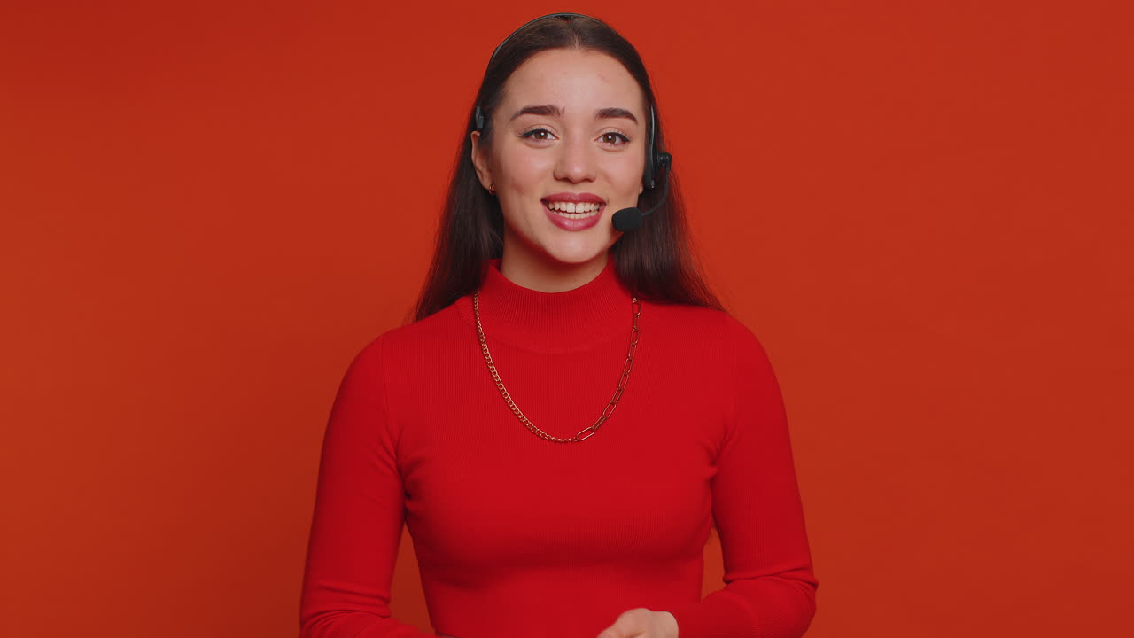 헤드을 착용 한 여성 프리랜서 작업자, 콜 센터, 지원 서비스 운영자 헬프 라인 통신