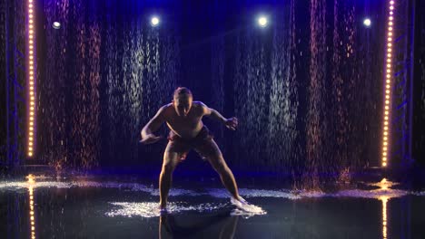 hombre realizando un baile en un espectáculo acuático