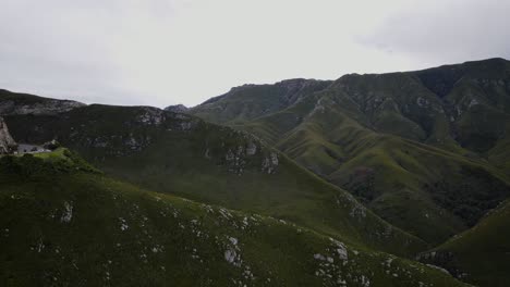 Con-Una-Imponente-Perspectiva-Aérea,-Un-Dron-Se-Eleva-Hacia-Majestuosas-Montañas,-Capturando-Su-Imponente-Presencia-Y-Los-Vastos-Paisajes,-Personificando-La-Grandeza-Y-La-Belleza-Indómita-De-La-Naturaleza.