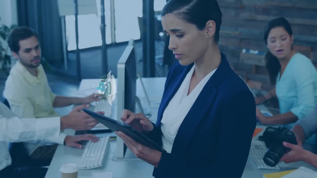 animación del globo con texto del día de la tierra sobre diversas personas de negocios en la oficina
