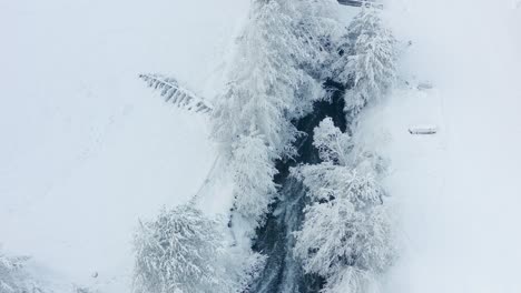 Ein-Gebirgsfluss,-Der-Schnell-Durch-Die-Schneebedeckten-Felder-Fließt