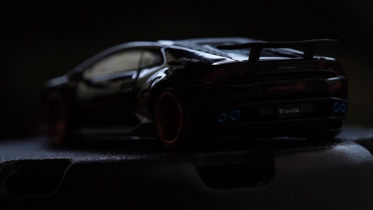 una luz blanca sobre un lamborghini negro