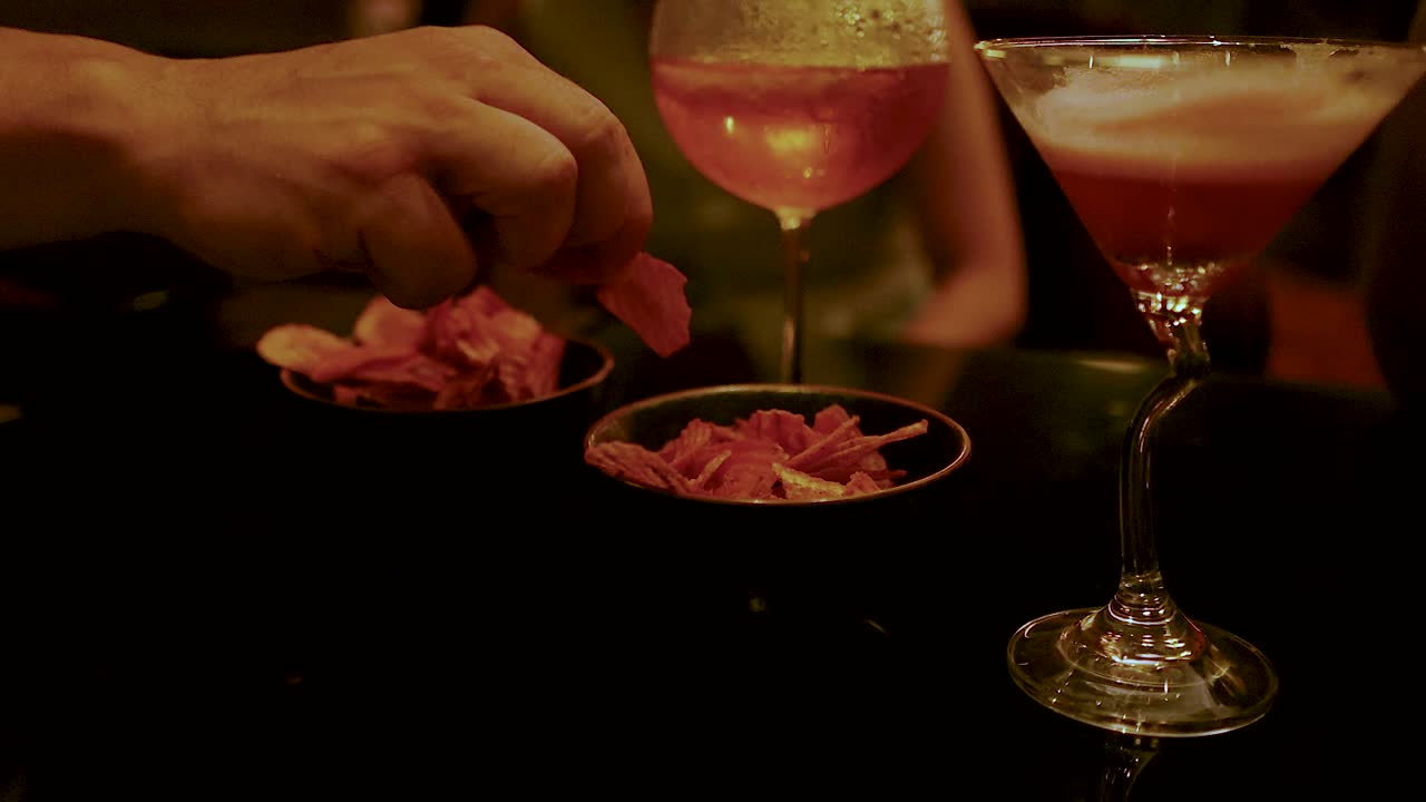 disfrutando de bebidas y bocadillos en un bar