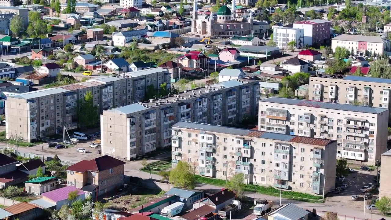 Obytné domy a malé domky, městská obytná oblast v Karakolu, Kyrgyzstán. Letecký záběr z dronu.