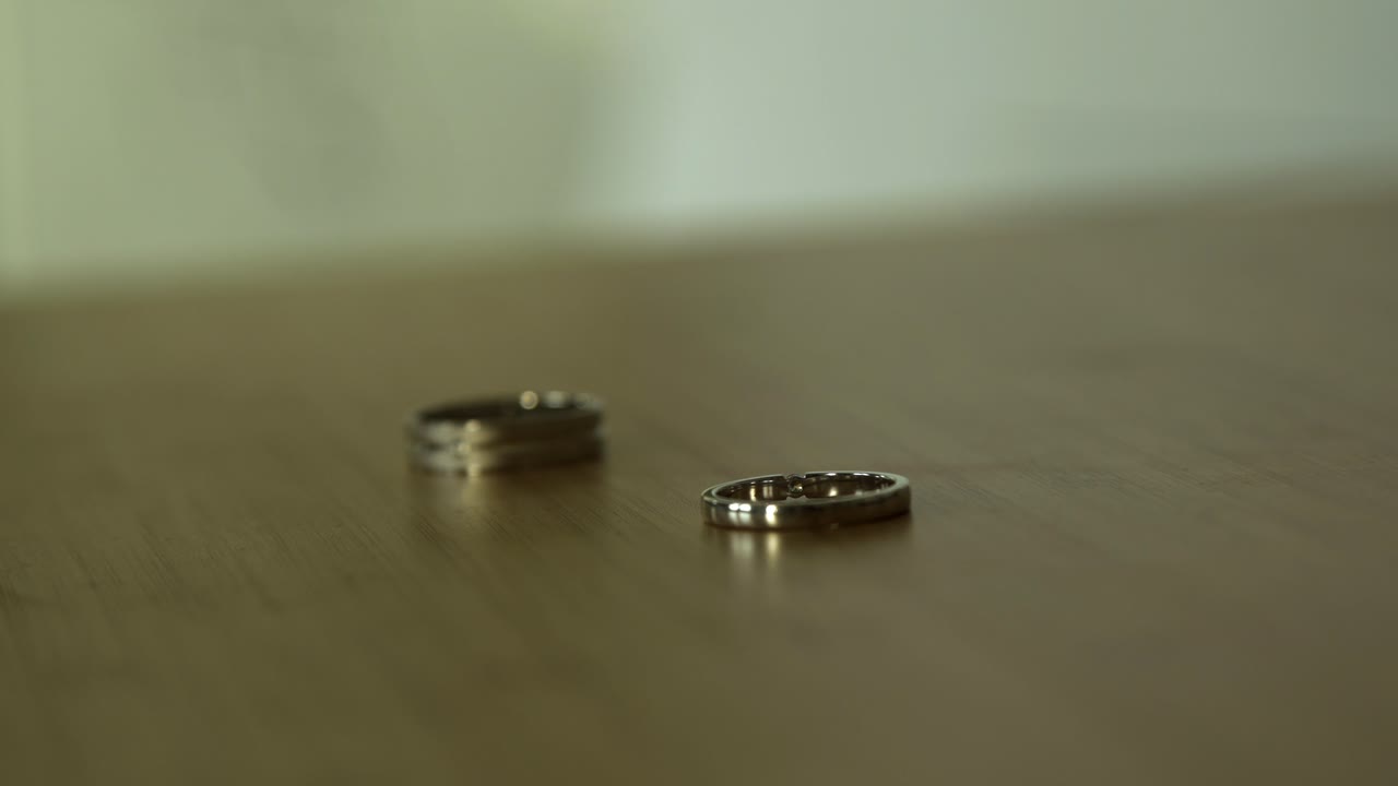 나무 테이블에 결혼 반지