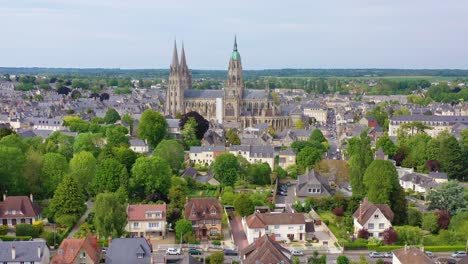 hermosa antena sobre la ciudad francesa de normandía francia de bayeux