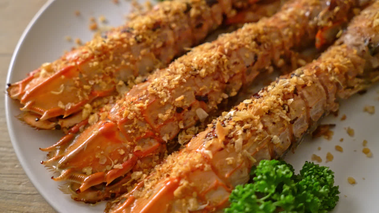 흰 접시에 마늘을 넣은 사마귀 새우 볶음