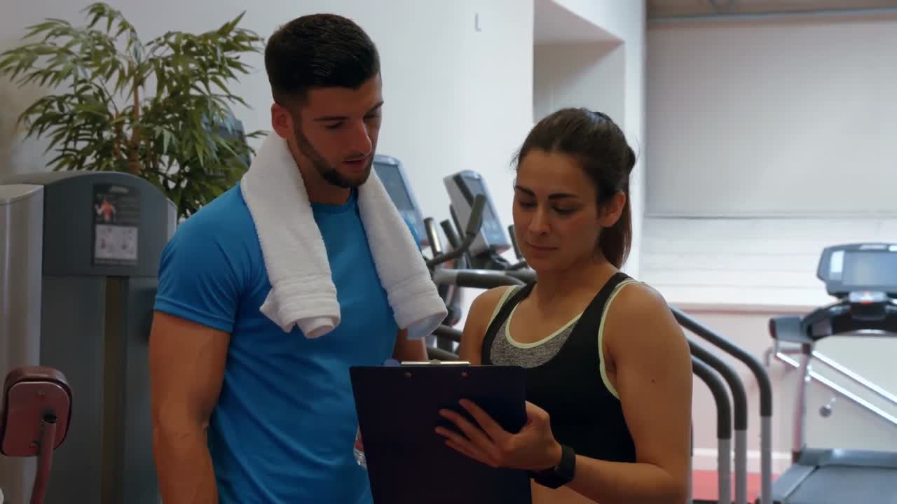 mujer en forma hablando con su entrenador