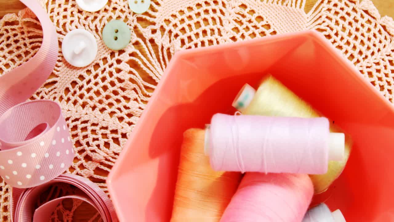 리본과 버튼을 가진 바느질 가닥의 클로즈업