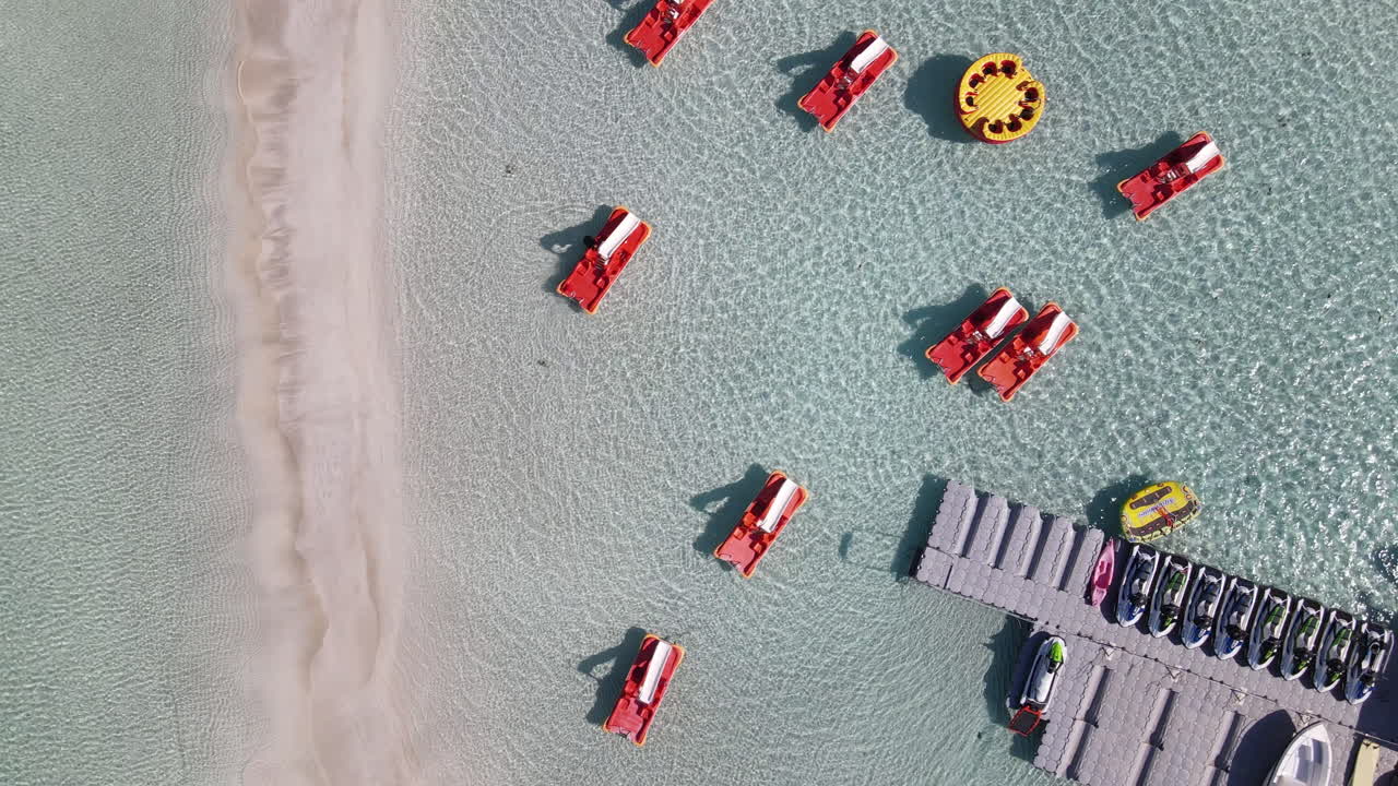 vista superior diapositiva de aguas poco profundas tropicales brillantes de nissi beach ayia napa chipre