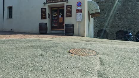 una escena pacífica en la calle de monforte d'alba