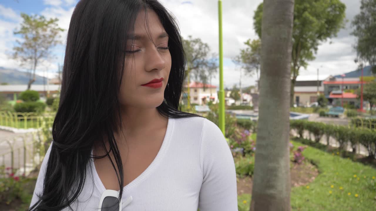 시내 공원에서 아름다운 소녀의 근접 촬영