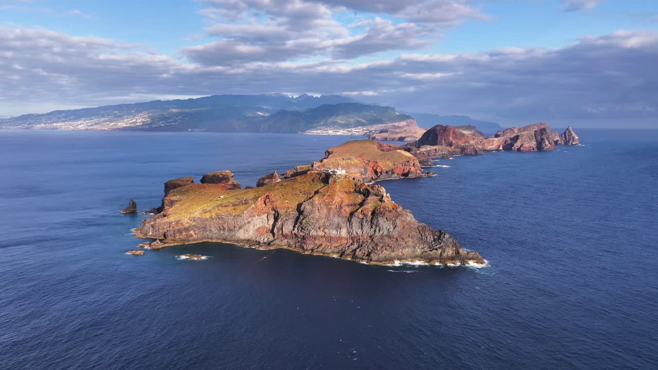 Vista aerea all'alba in allontanamento del Faro di Ponta de São Lourenço, a Madeira.