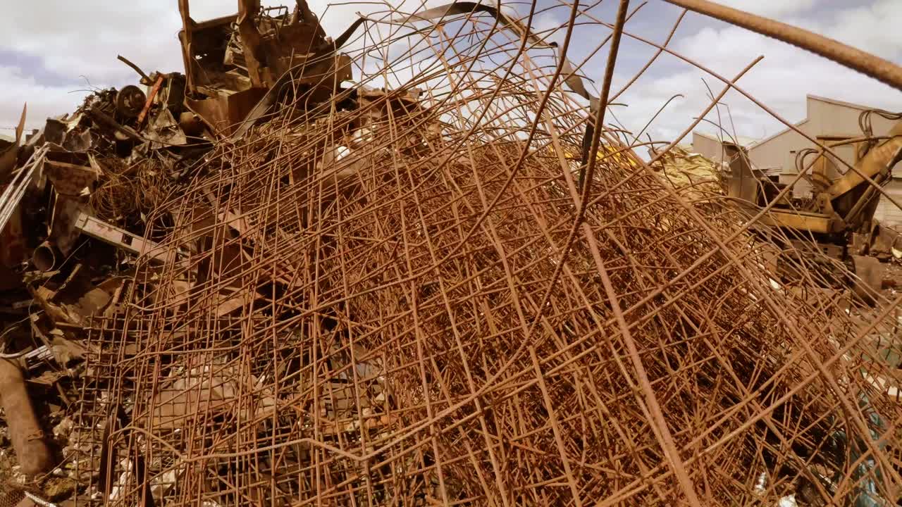 폐기물 창고 에 있는 산화 된 금속 조각 4k