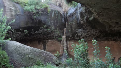 la cascada fangosa muestra el efecto de la erosión, cortando una profunda grieta en la roca
