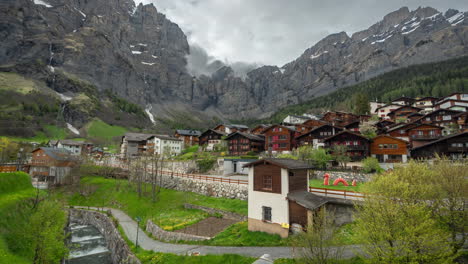 Lapso-De-Tiempo-De-Leukerbad,-Pueblo-En-Los-Alpes-Suizos,-Casas,-Paisaje-Verde-Y-Acantilados-Escarpados