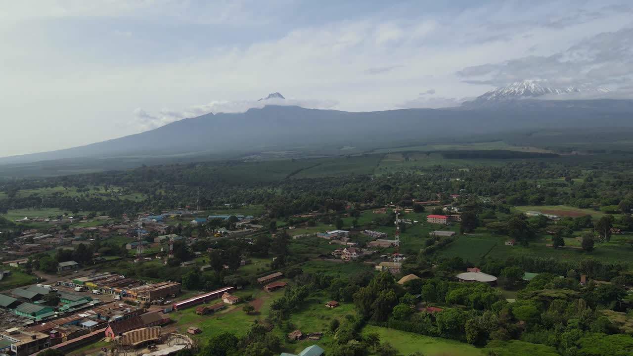 ciudad de loitokitok con vistas a la montaña más alta de tanzania, monte kilimanjaro en kenia - toma aérea de drones