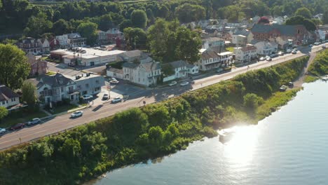 Kleinstadt-Am-Fluss-In-Den-USA