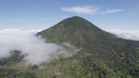 vista aérea de las montañas por encima de las nubes en indonesia, gunung rante, ijen