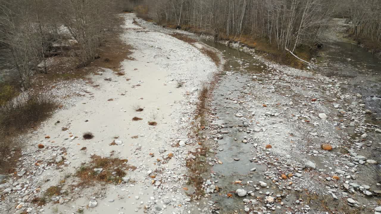 스위스 티치노 주 발레마지아 지방의 카베르그노 마을에 있는 크리스탈리나 산에서 흐르는 마지아 강의 드론 촬영.