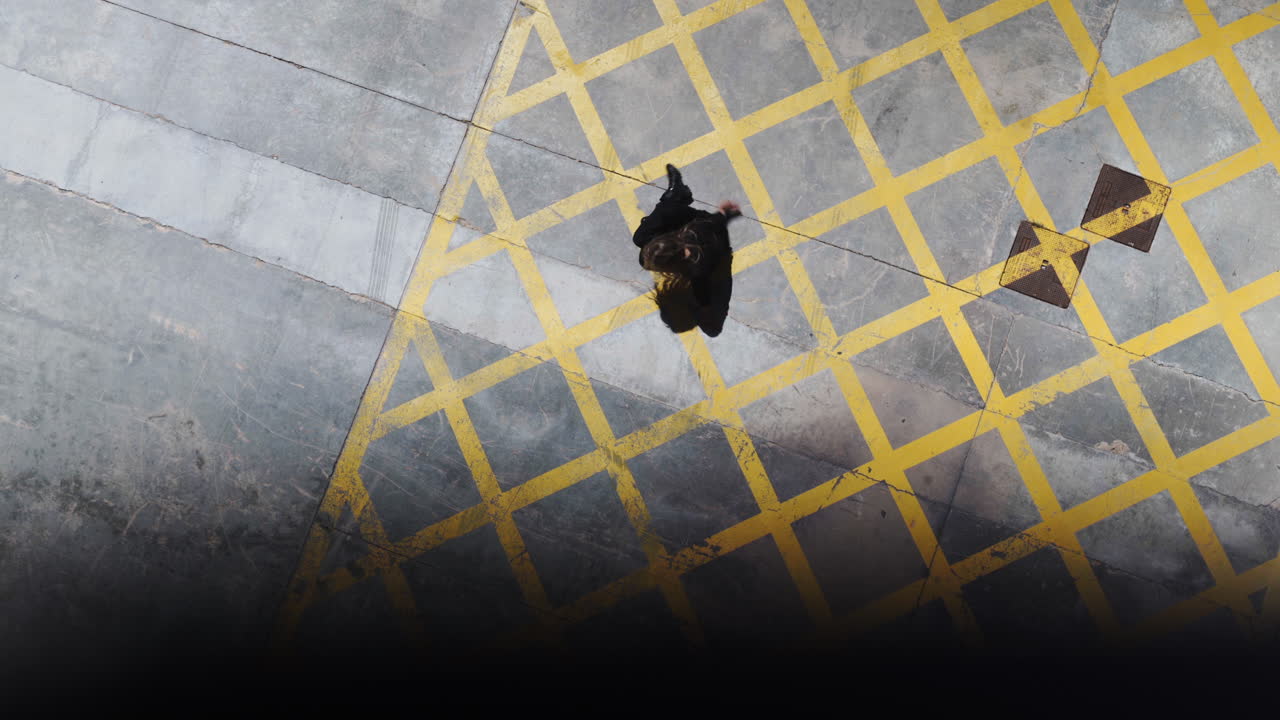 바르셀로나의 위험한 도로에서 아티스트 컨템포러리 댄스