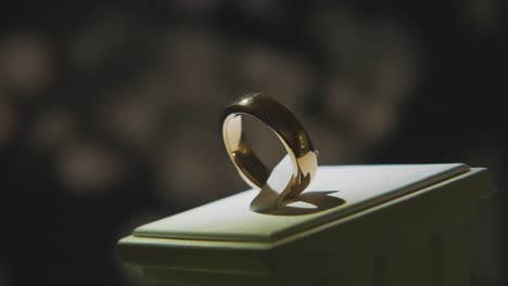 gold ring display